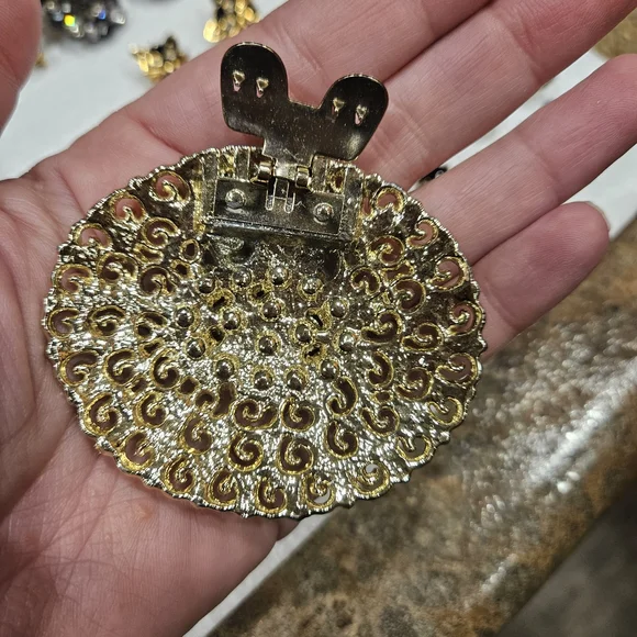 Elegant Gold and Pearl Brooch - Picture 7 of 7